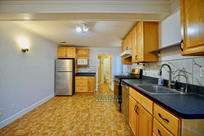 Building Photo - 521-523 C St