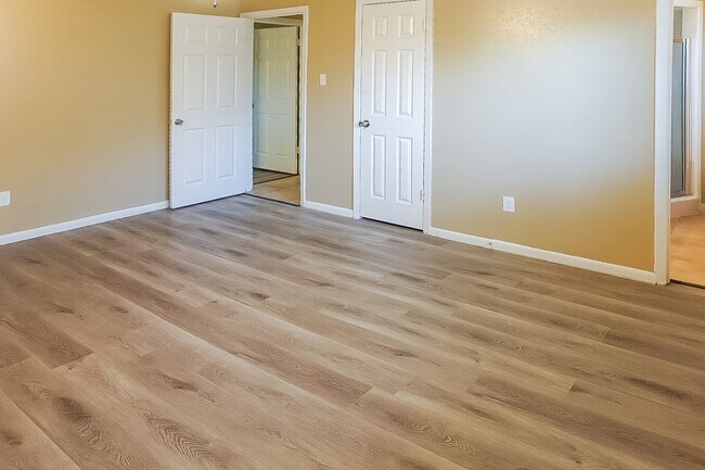 Building Photo - 5030 Summit Lodge Dr