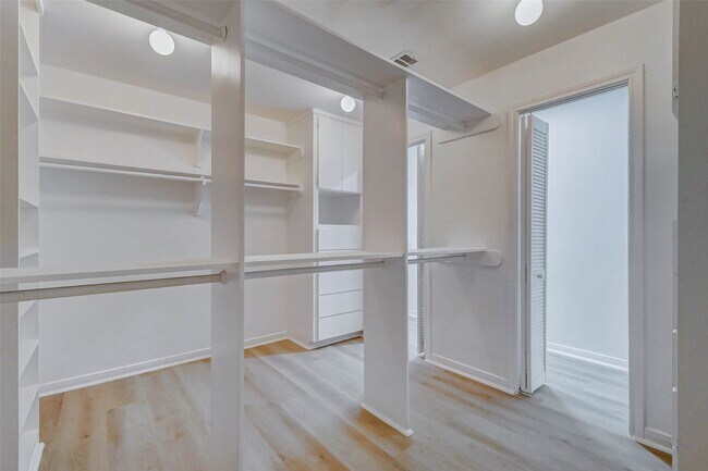 Building Photo - 10303 Chevy Chase Dr