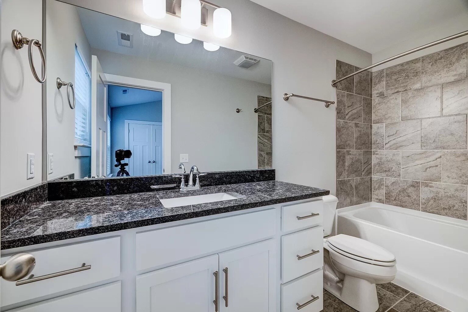 Building Photo - 2129 Bayport Ave