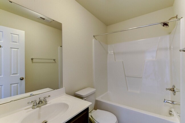 Building Photo - Two Story Townhome!