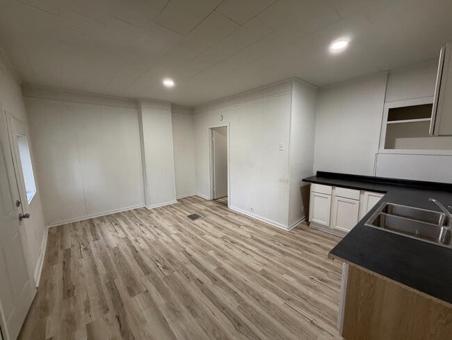 Building Photo - 2900 S 13th St