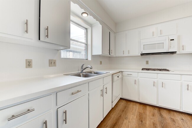 Building Photo - 3218 Crestdale Dr