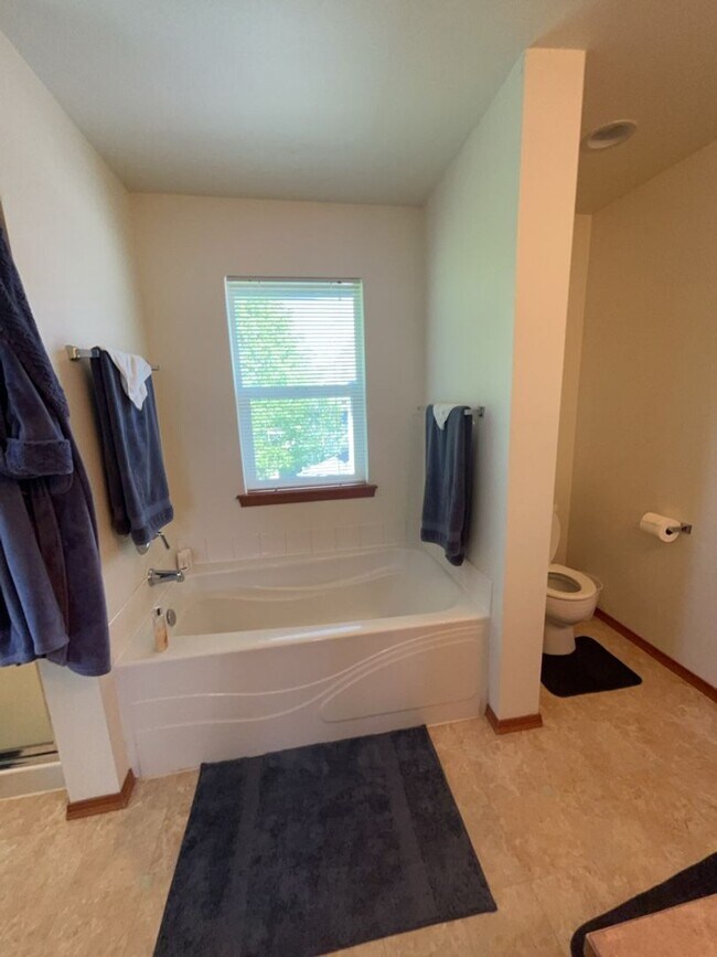 Building Photo - Spacious 3bd in Lake Stevens