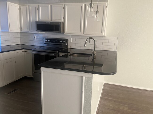 Building Photo - Remodeled 2 Bed/1.5 Bath Townhome for Rent...