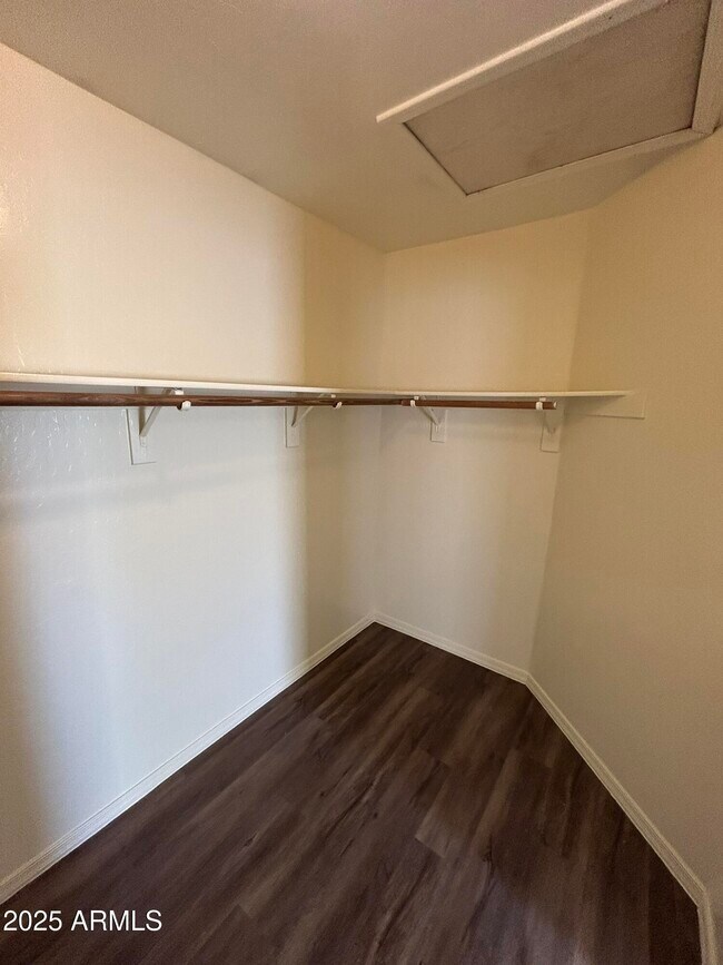 Building Photo - 1433 E Park Ave