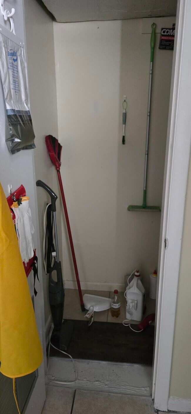 Building Photo - 1600 S N St