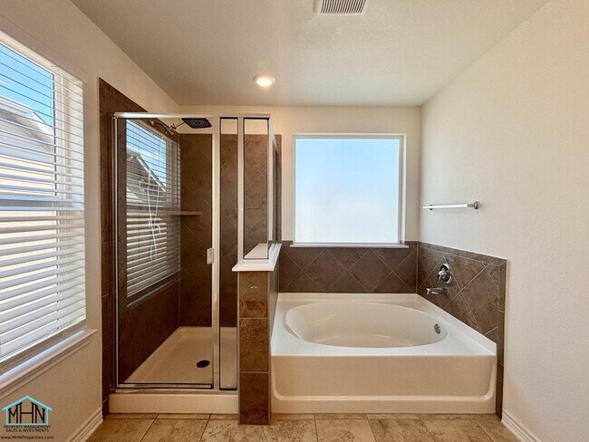 Building Photo - Gorgeous 4 bedroom, 3.5 bath home, minutes...