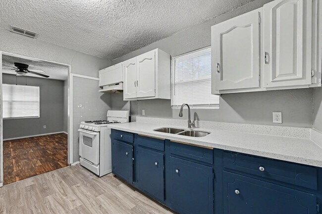 Building Photo - SPACIOUS! LOCATION!