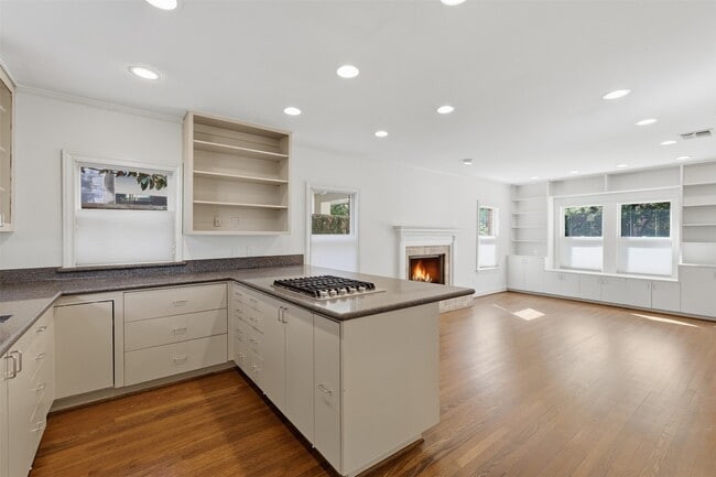 Building Photo - 2132 Tangley St