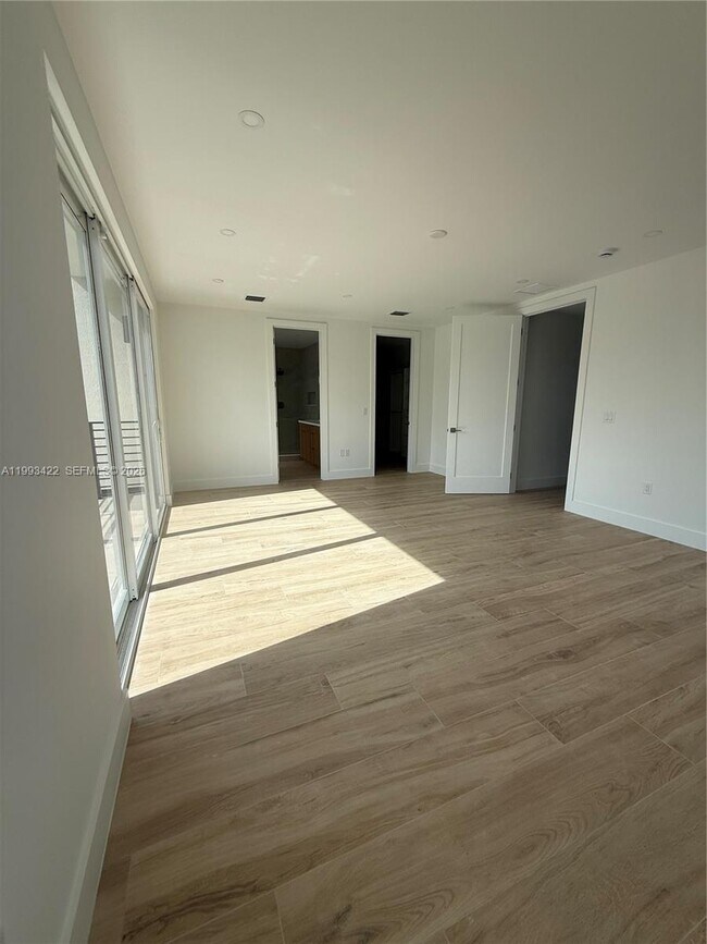 Building Photo - 1981 SW 33rd Ave