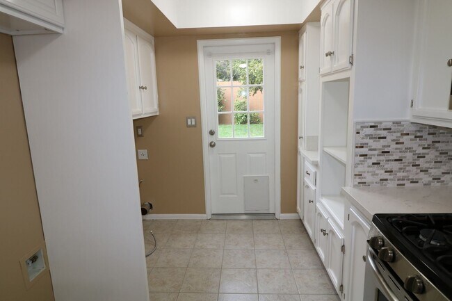 Building Photo - Charming home in West Hills adjacent neighborhood!