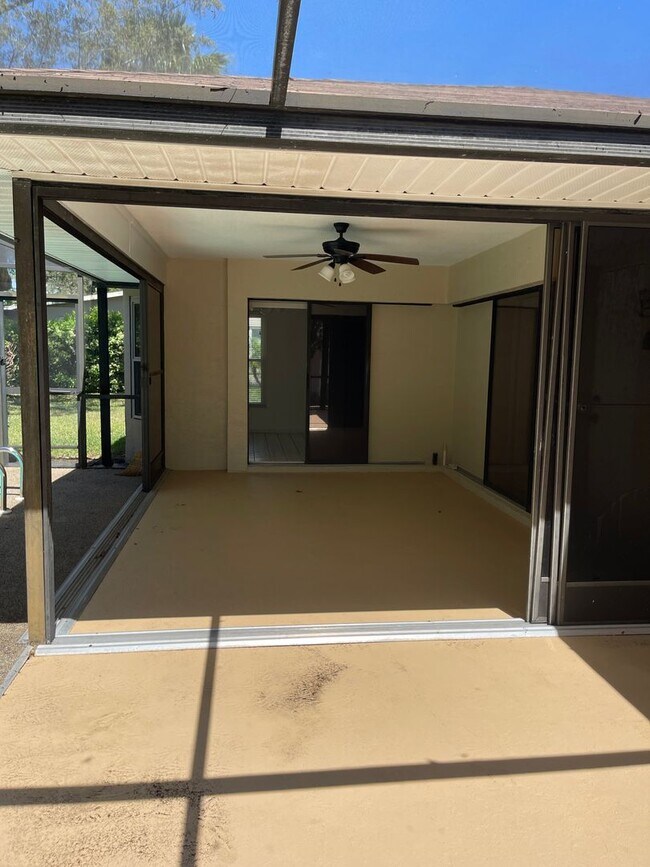 Building Photo - Adorable 2 bedroom 2 bath pool home in Seven Hills