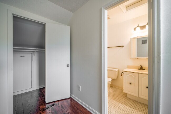 Building Photo - Sophisticated Townhome Steps from East Fal...