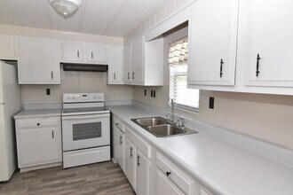 Building Photo - Spacious & Updated Double-Wide Home on a L...