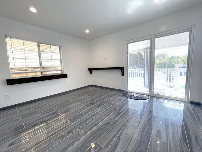 Building Photo - 8824 Tyrone Ave