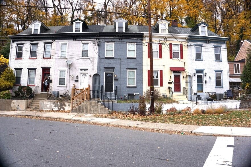 Primary Photo - 8 N Delaware Dr