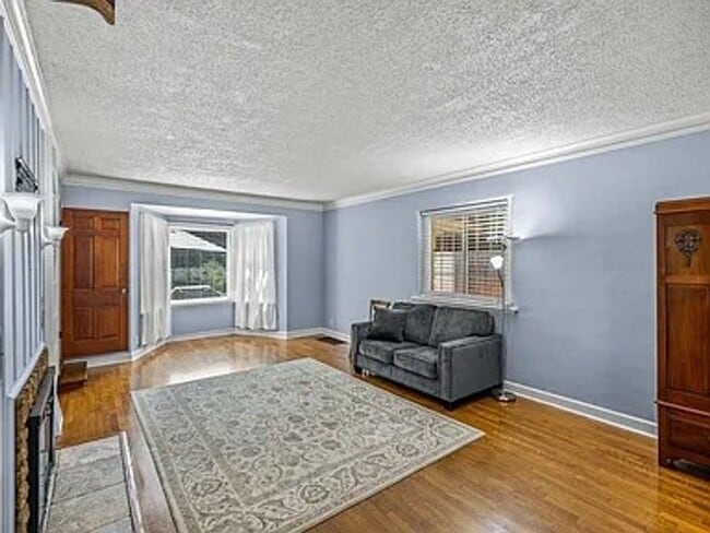Building Photo - Incredible, executive, fully furnished, im...