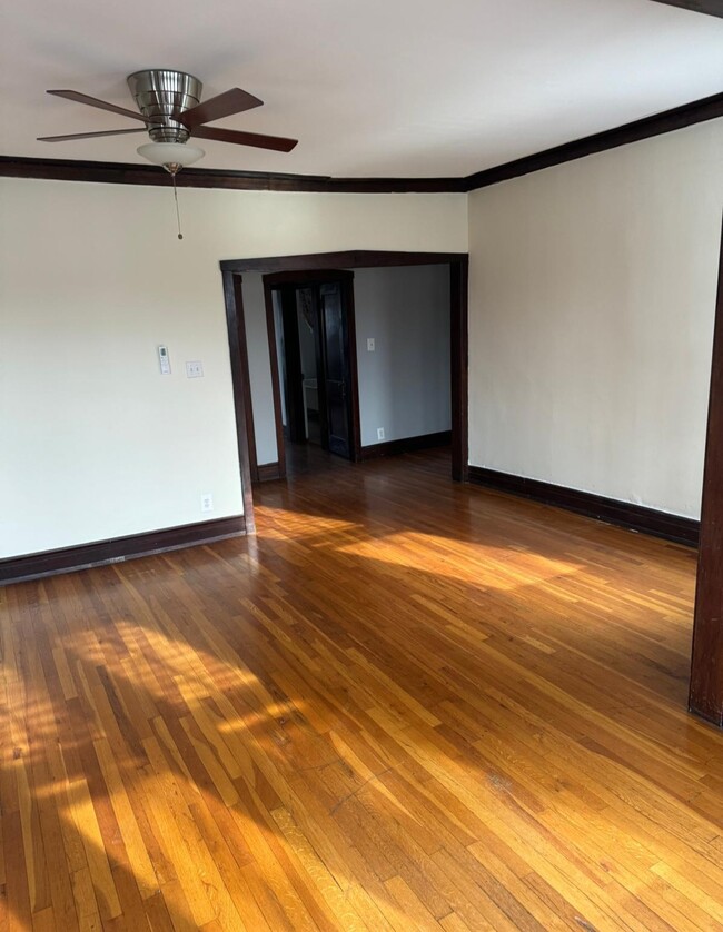 Building Photo - 806 Carpenter Ave