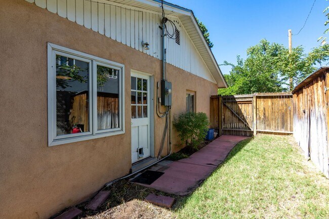 Building Photo - SPRUCE PARK CLASSIC 3 Bedroom  2 Bath 2/STORY 2/CG