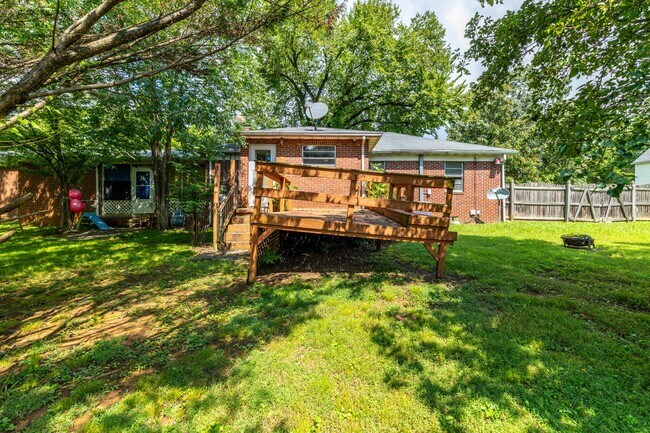 Building Photo - 102 Eastwood Dr