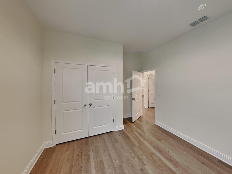 Building Photo - 5980 Pinewood Ests Dr