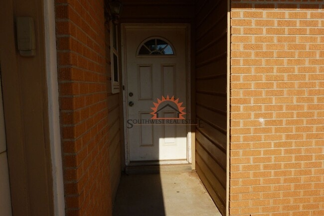 Building Photo - Lovely 3 bedroom 2 bath brick home.