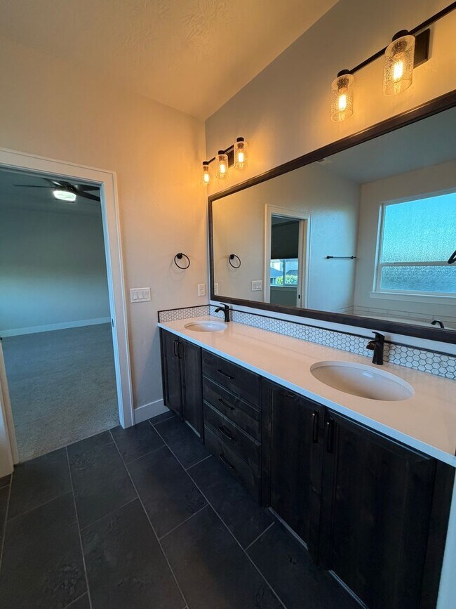 Building Photo - South Meridian Beautiful 4-Bedroom Home with a 3-Car Garage