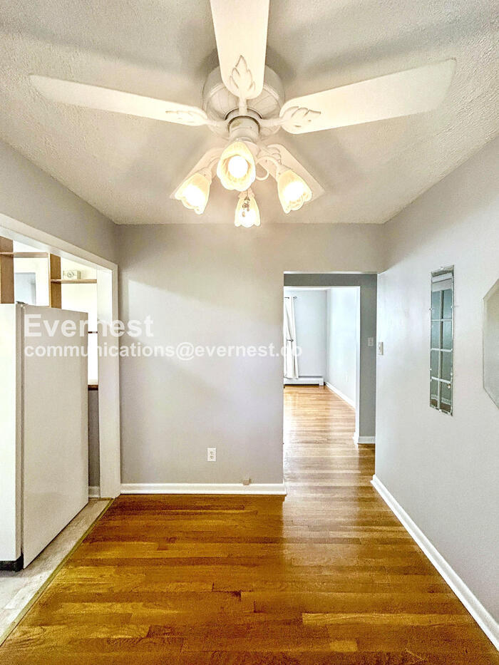 Building Photo - 2116 Oakwood Ln