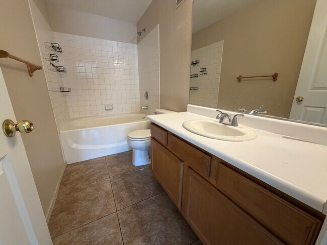 Building Photo - Gorgeous 3 bedroom Townhome ready for immediate move-in!