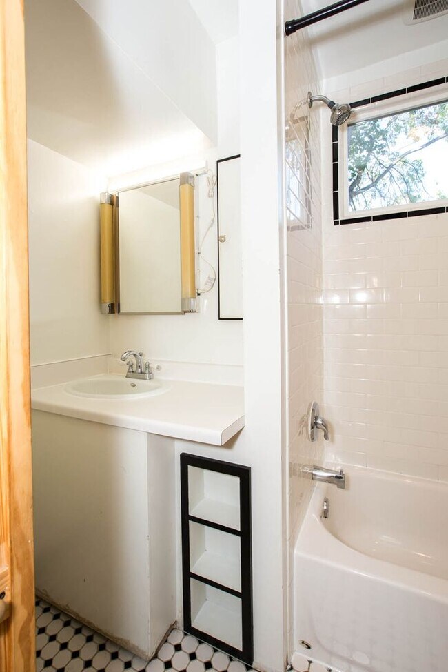 Building Photo - Great 1 bed, 1 bath home