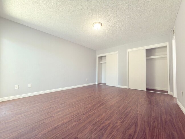 Building Photo - 9845 Hayvenhurst Ave