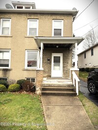 Building Photo - 394 Tripp St