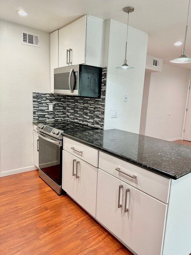 Building Photo - $2990 Stunning Remodeled 2BR/2BA Condo in ...
