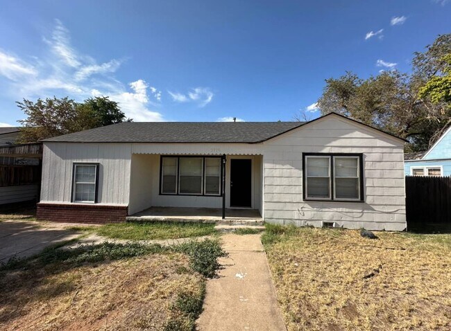 Building Photo - Cute 4 bedroom, 2 bath home with a carport and a big back yard!