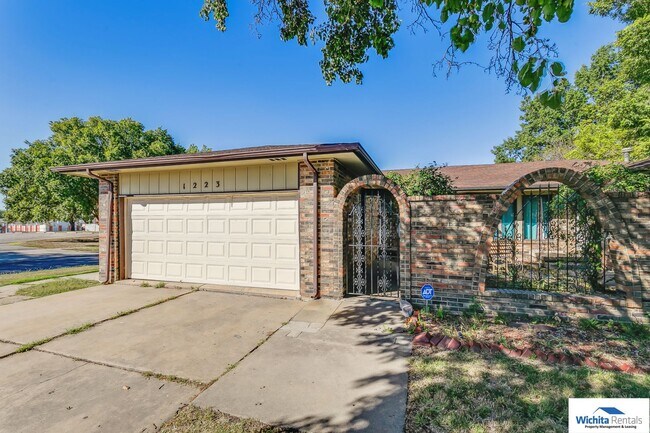 Primary Photo - 3 bedroom 2 bath duplex - SE Wichita