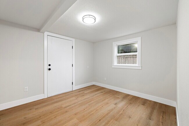Building Photo - 920 W 20th Ave