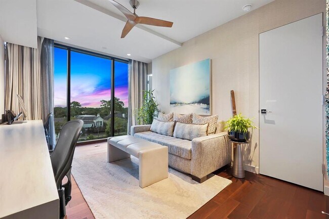 Building Photo - 3433 Westheimer Rd