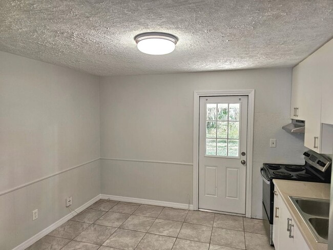 Building Photo - 2584 Seneca Ave