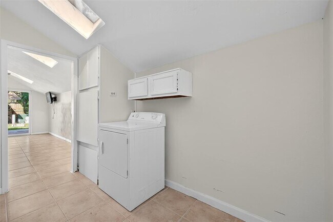Building Photo - 23223 Naples Dr