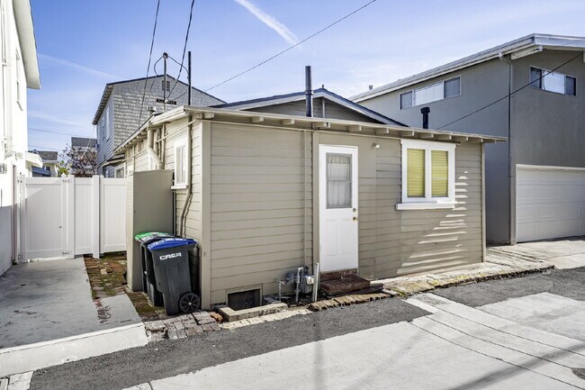 Building Photo - "Charming 4-Bedroom Classic Cottage & Cozy Fireplace in heart of Balboa