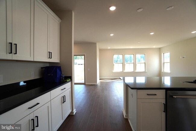 Building Photo - 612 America Dr