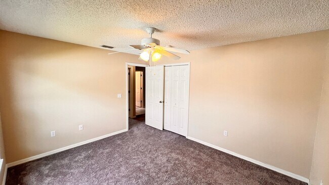 Building Photo - Huge!! 3 bedroom 2 bath in Deltona Lakes. ...