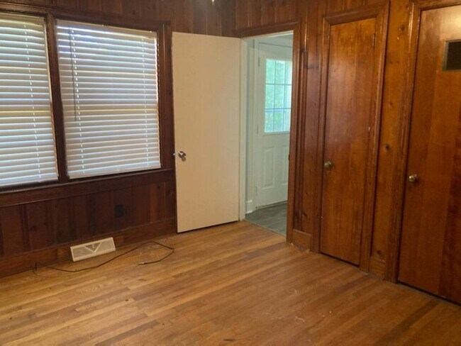 Building Photo - 605 Jones Ave