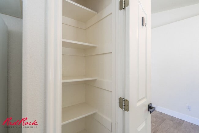 Building Photo - Dog Friendly! 3 Bedroom Single-Level Condo...