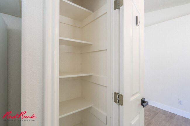 Building Photo - Pet Friendly! 3 Bedroom Single-Level Condo...