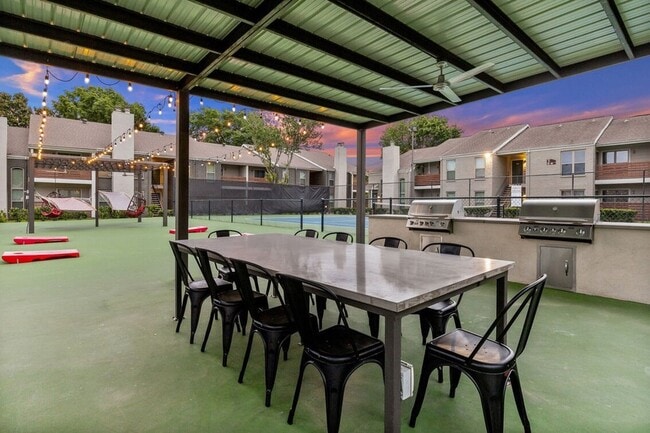 Building Photo - 10751 Meadowglen Ln