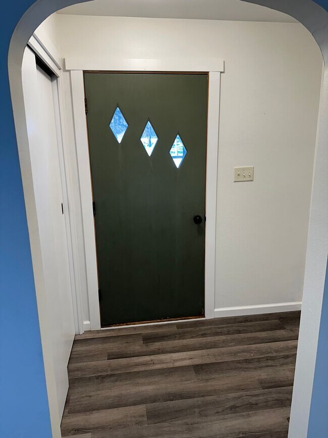 Building Photo - 3BR Single Family Home Available NOW on Eau Claire's Northside!