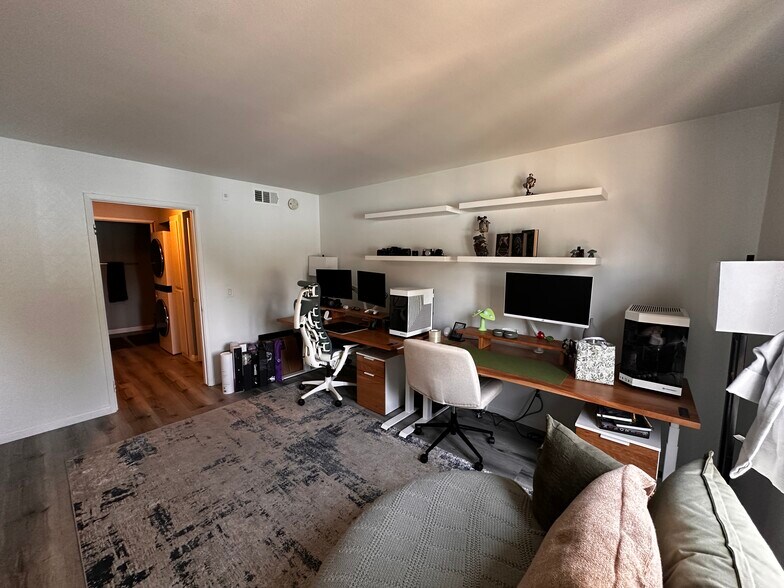 Building Photo - 5565 Canoga Ave