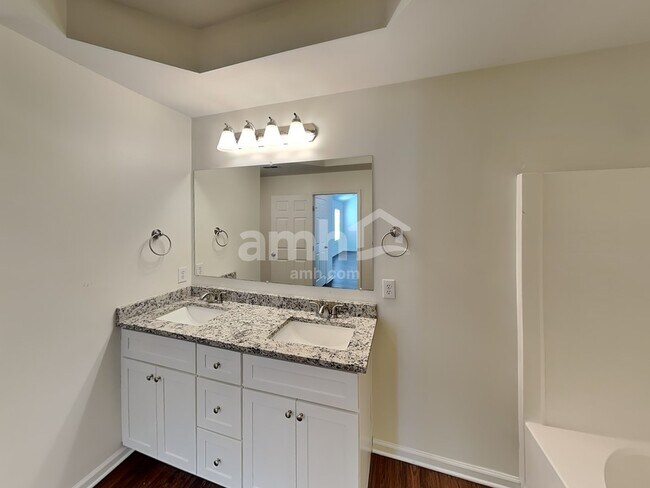 Building Photo - 204 Bates Ct